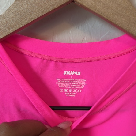 SKIMS Fits Everybody Super Cropped Tee Shirt Neon Pink L - Picture 4 of 5
